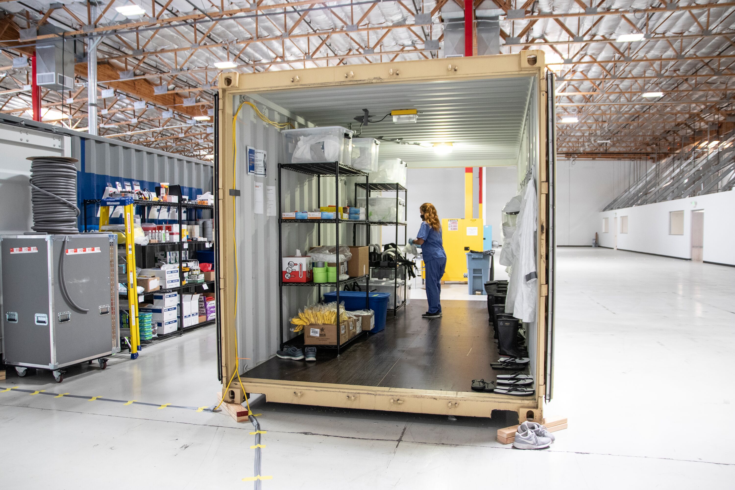 Vrouw werkt in een transportcontainer